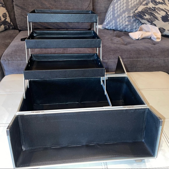 Cosmetic trunk- Cosmetic artist Arbonne Hard-case Tote - Picture 6 of 15